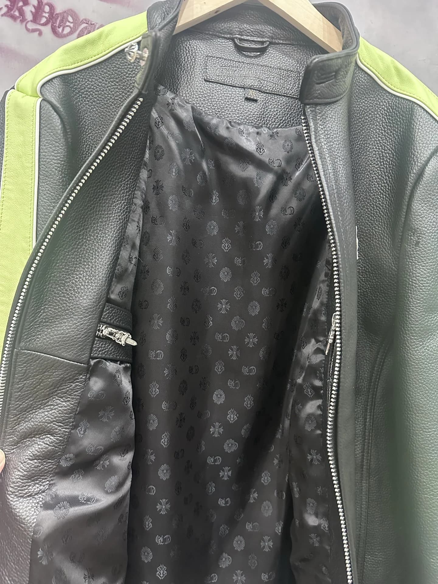 Деталь воротника и молнии кожаной куртки Chrome Hearts с серебряной фурнитурой