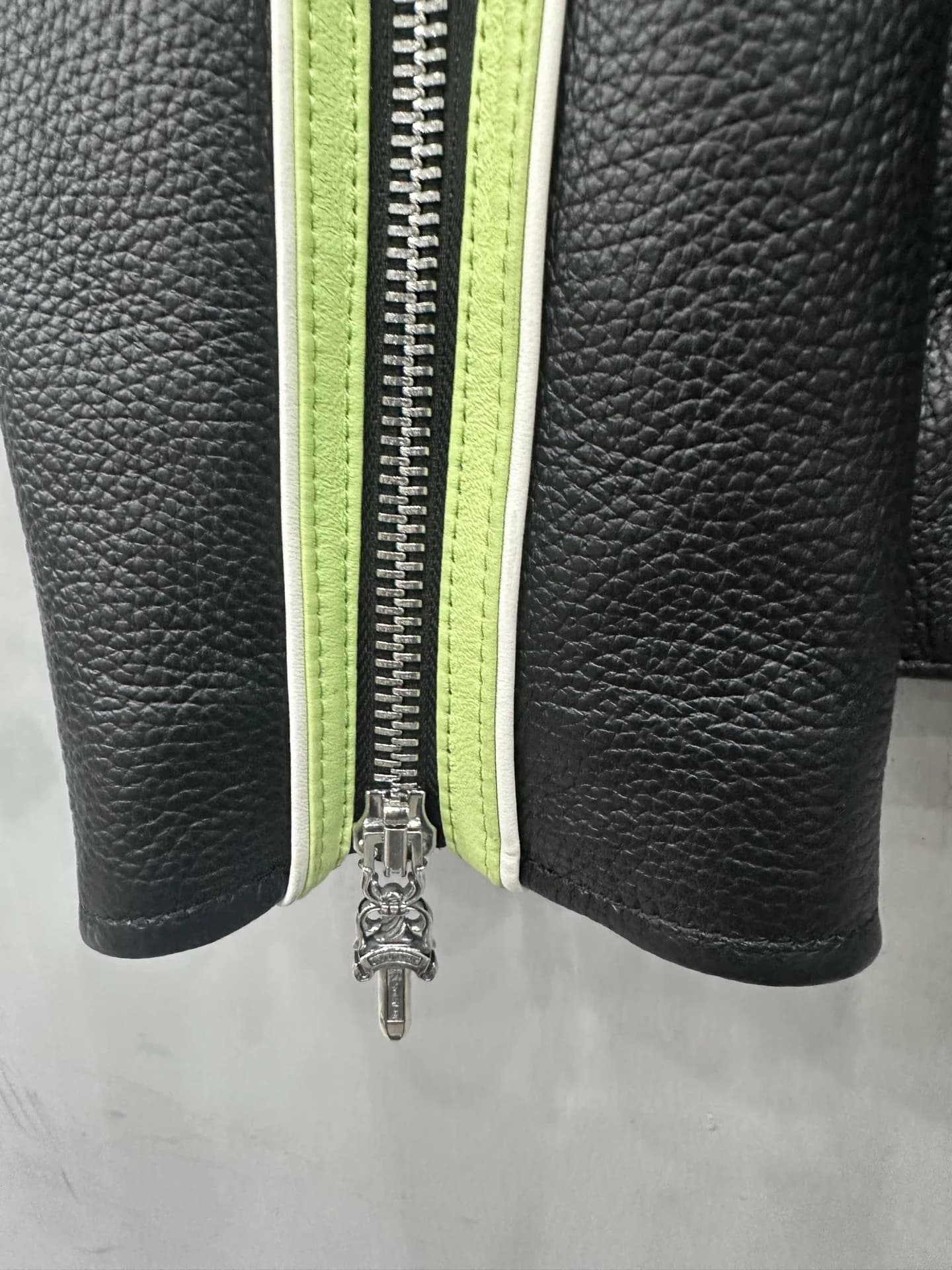 Серебряная пластина с логотипом Chrome Hearts на подоле куртки