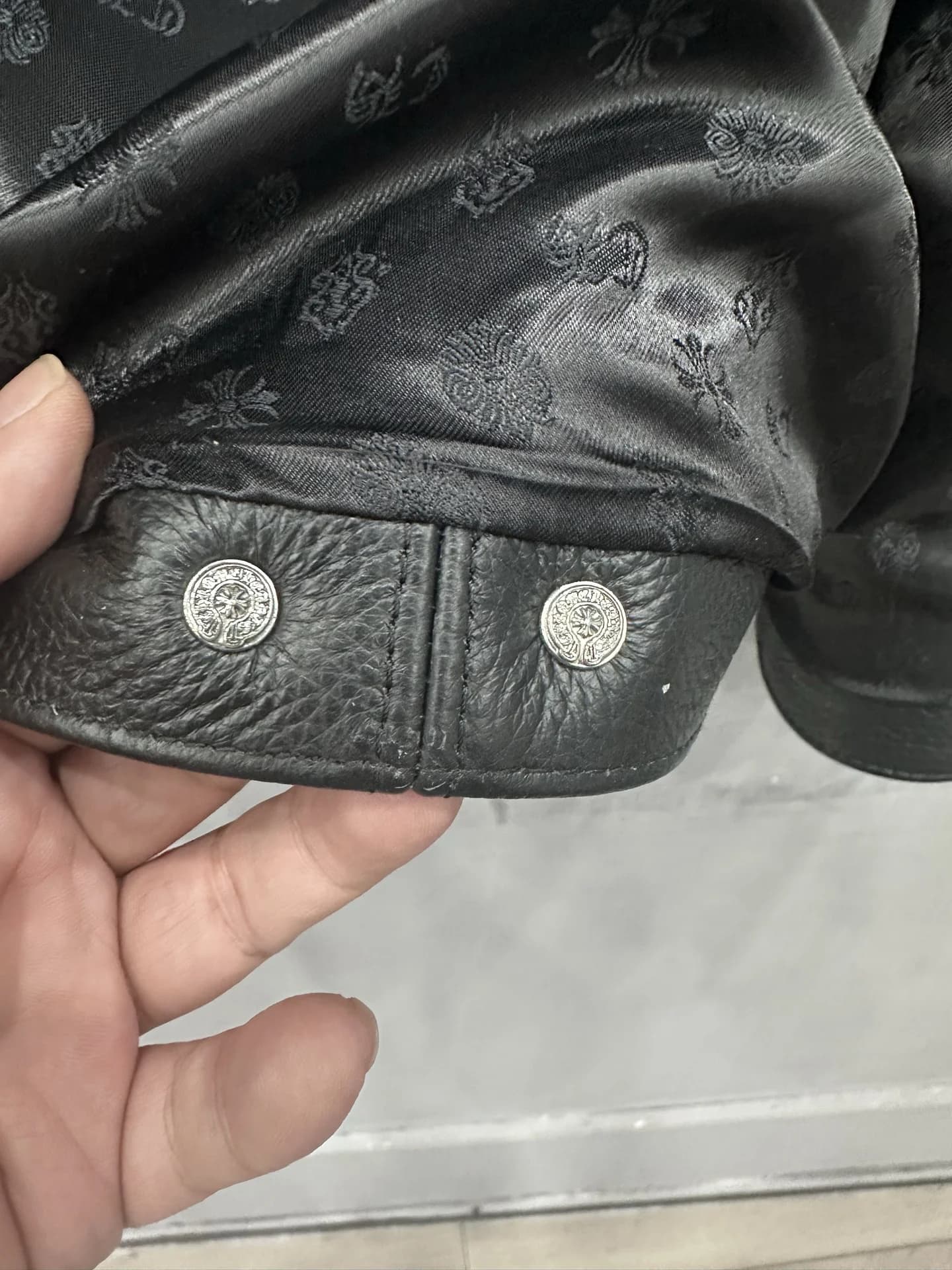 Внутренняя подкладка кожаной куртки Chrome Hearts с фирменным принтом