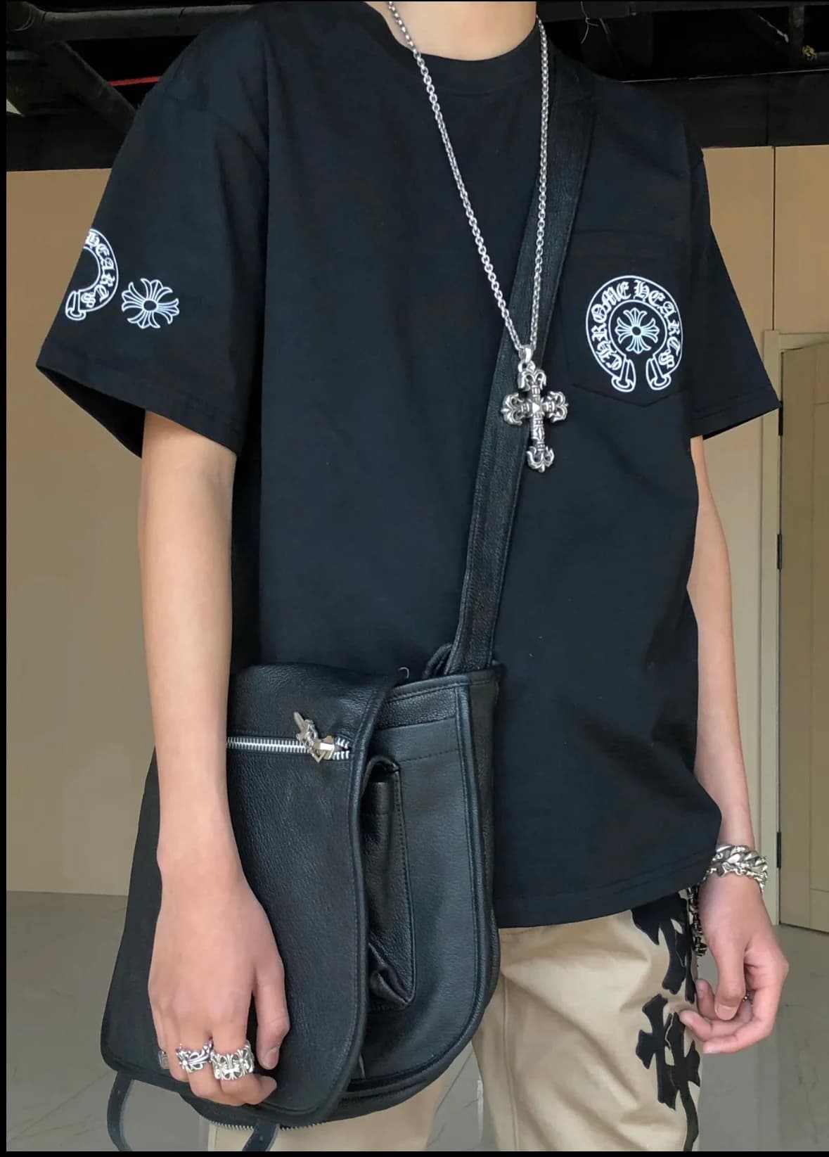 Вид сзади на кожаный мессенджер Chrome Hearts