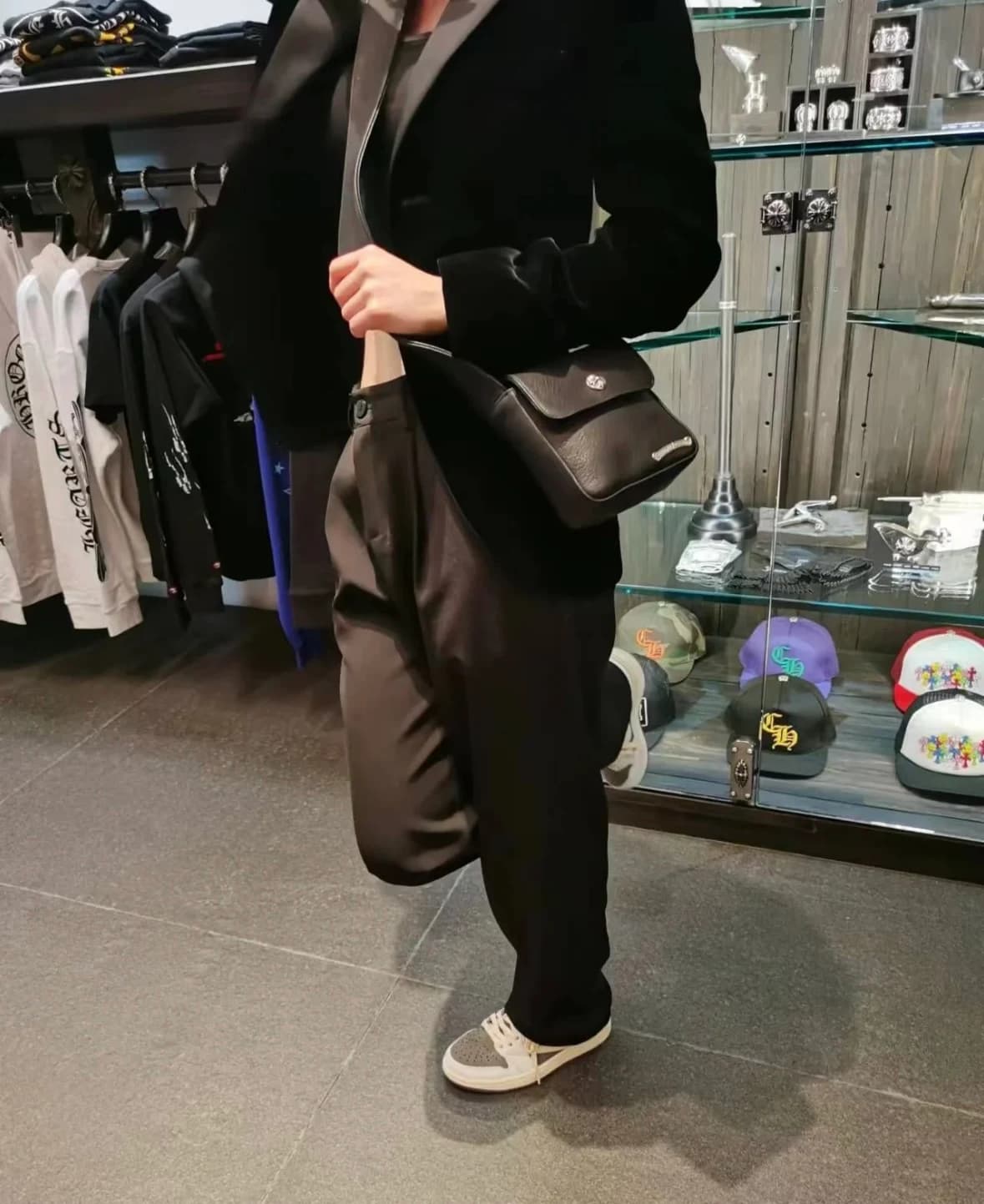 Металлическая застежка на сумке Chrome Hearts