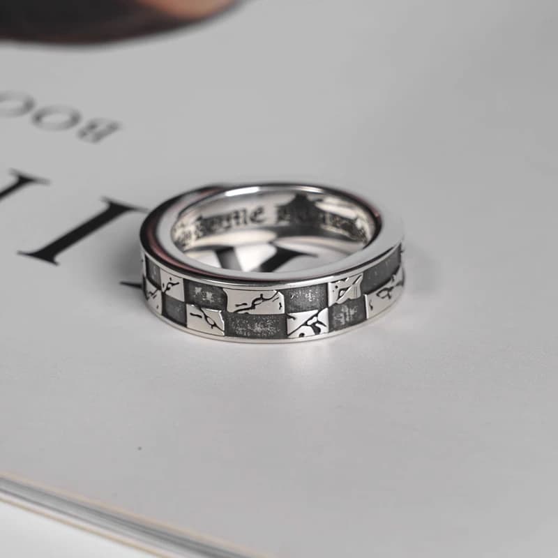 Серебряное кольцо с узором на развороте книги