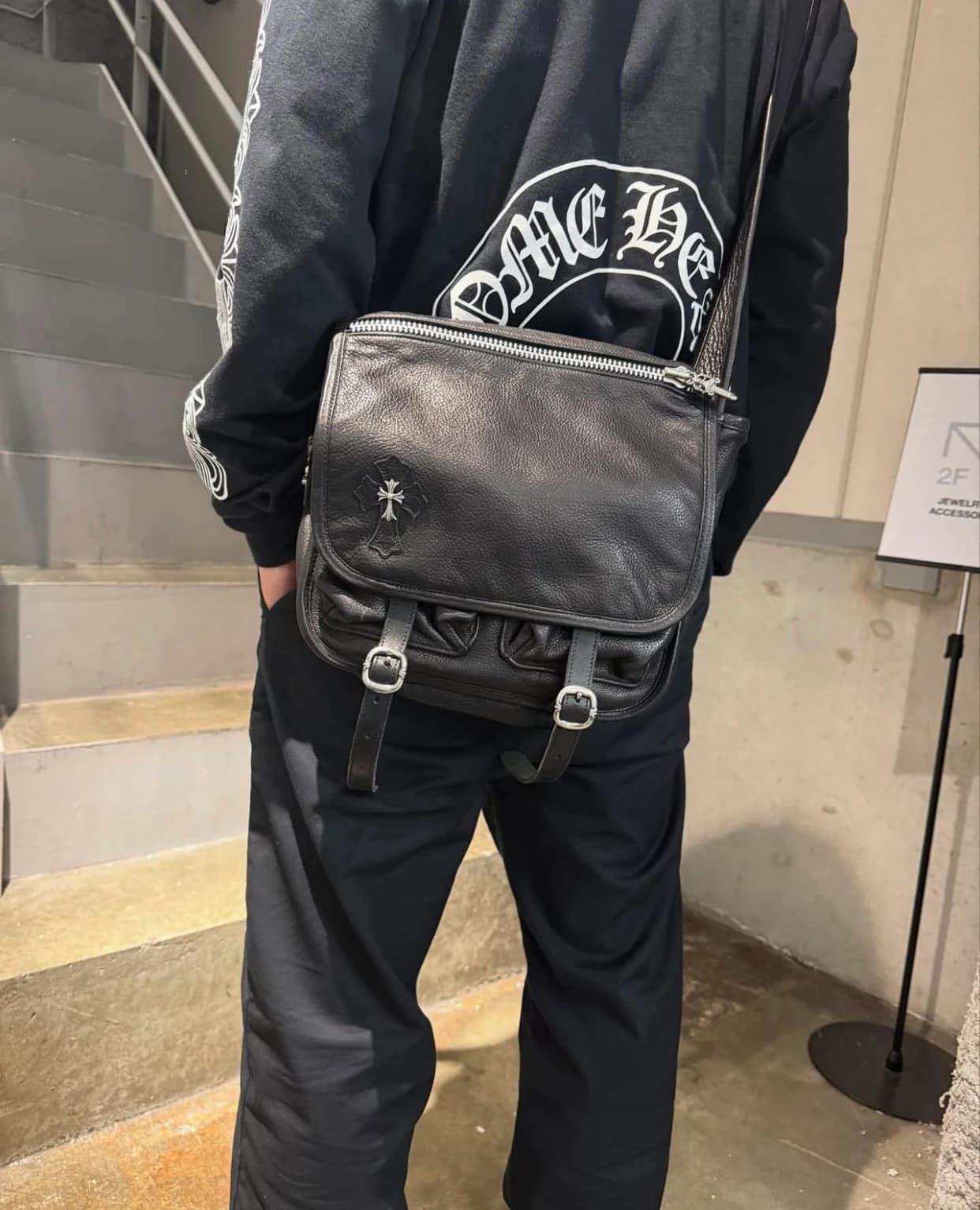 Вид сумки Chrome Hearts сверху на ремне