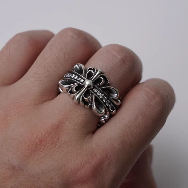 Серебряное массивное кольцо Double Floral с фианитами на пальце руки