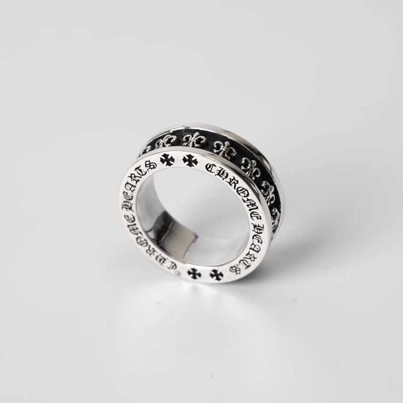Серебряное кольцо с узором BS Fleur и чернением, вид сбоку под углом