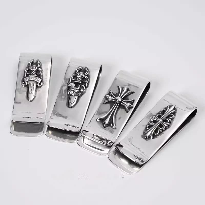 Фирменная гравировка бренда на зажиме Chrome Hearts