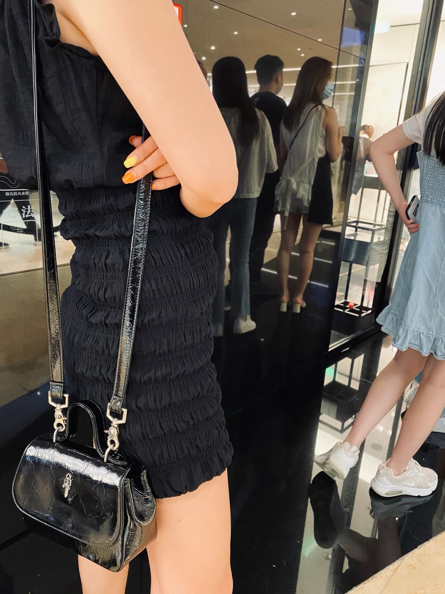 Крупный план фирменной застежки Chrome Hearts
