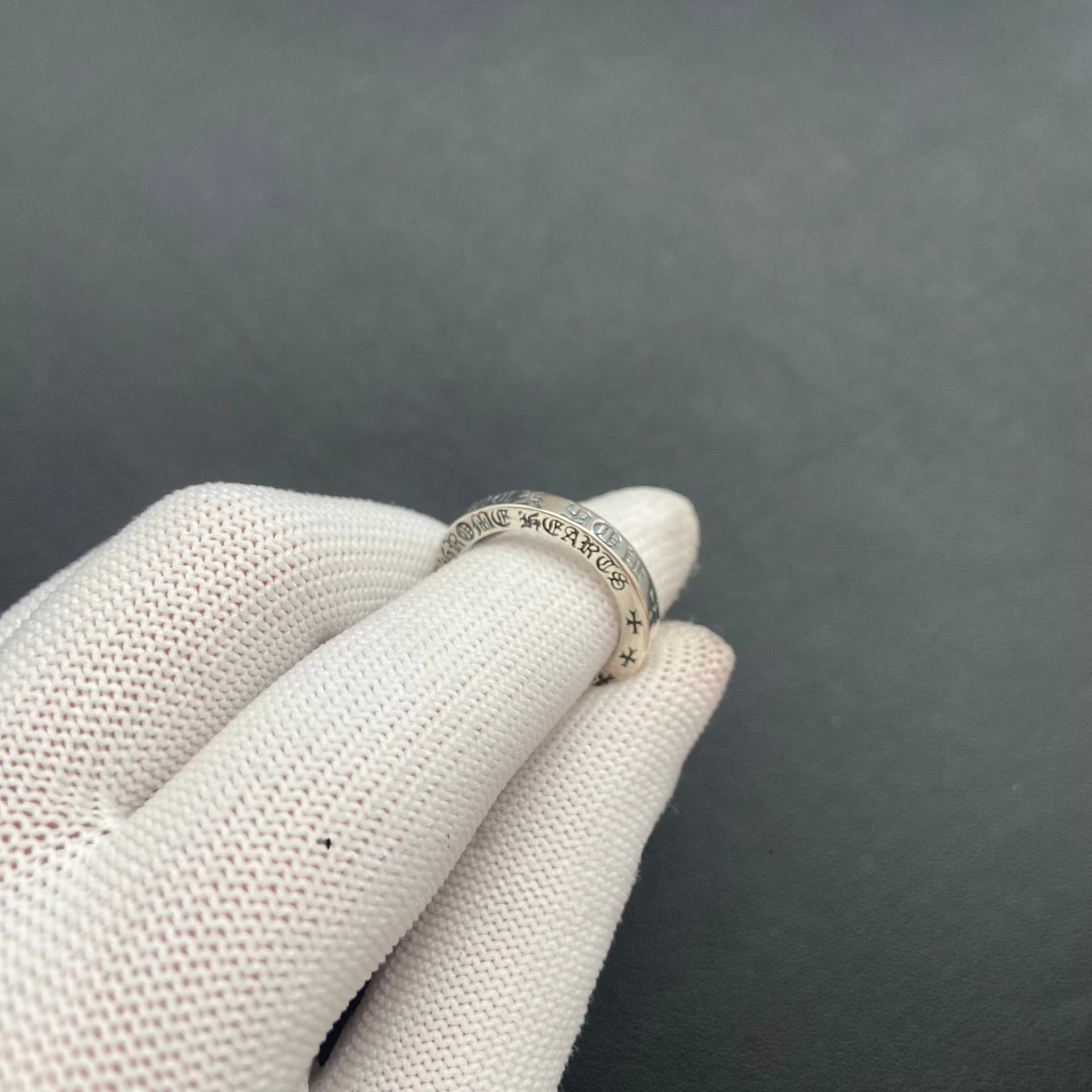 Крупный план гравировки на кольце Chrome Hearts