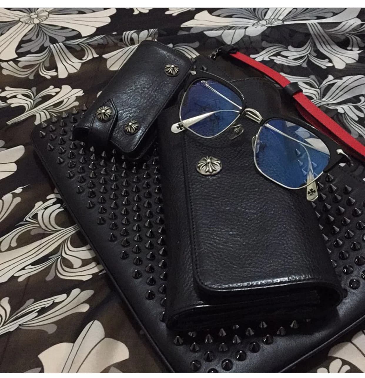 Профиль длинного кошелька Chrome Hearts сбоку