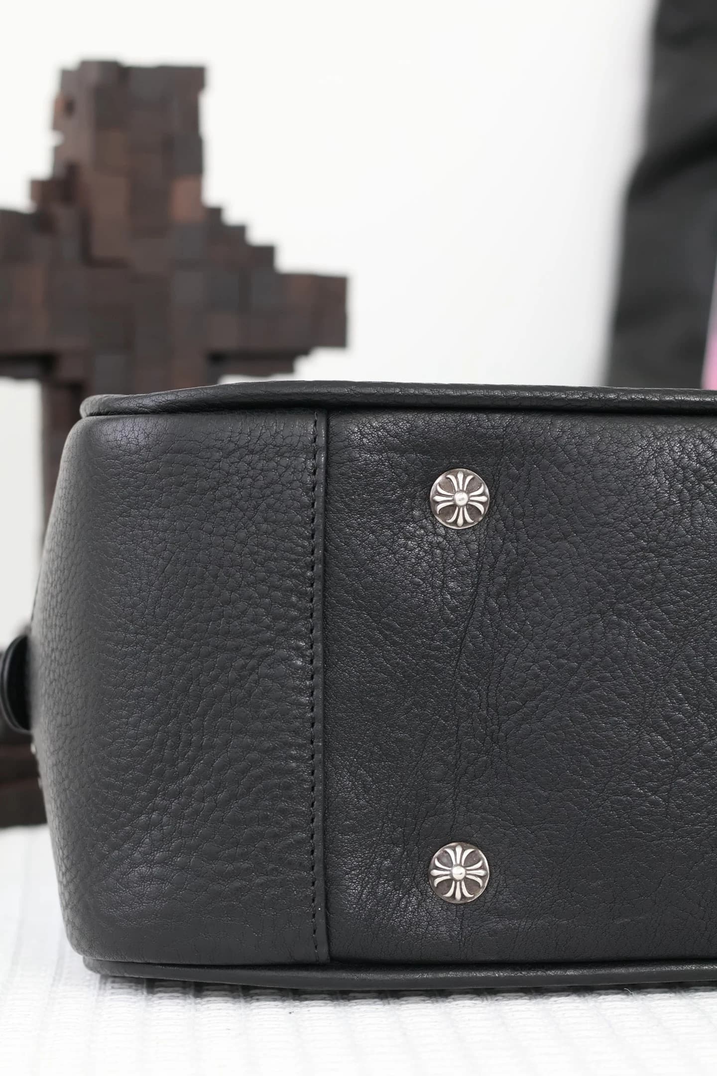 Боковой ракурс кожаной сумки Chrome Hearts с крестами