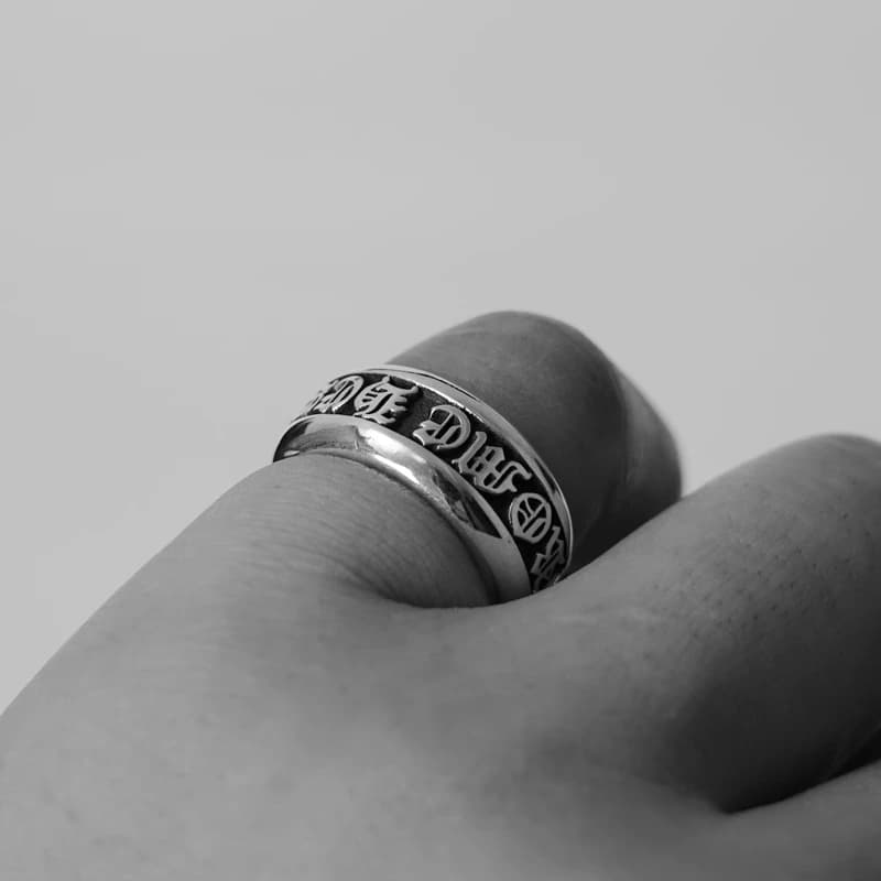 Серебряное кольцо Scroll Label на пальце крупным планом