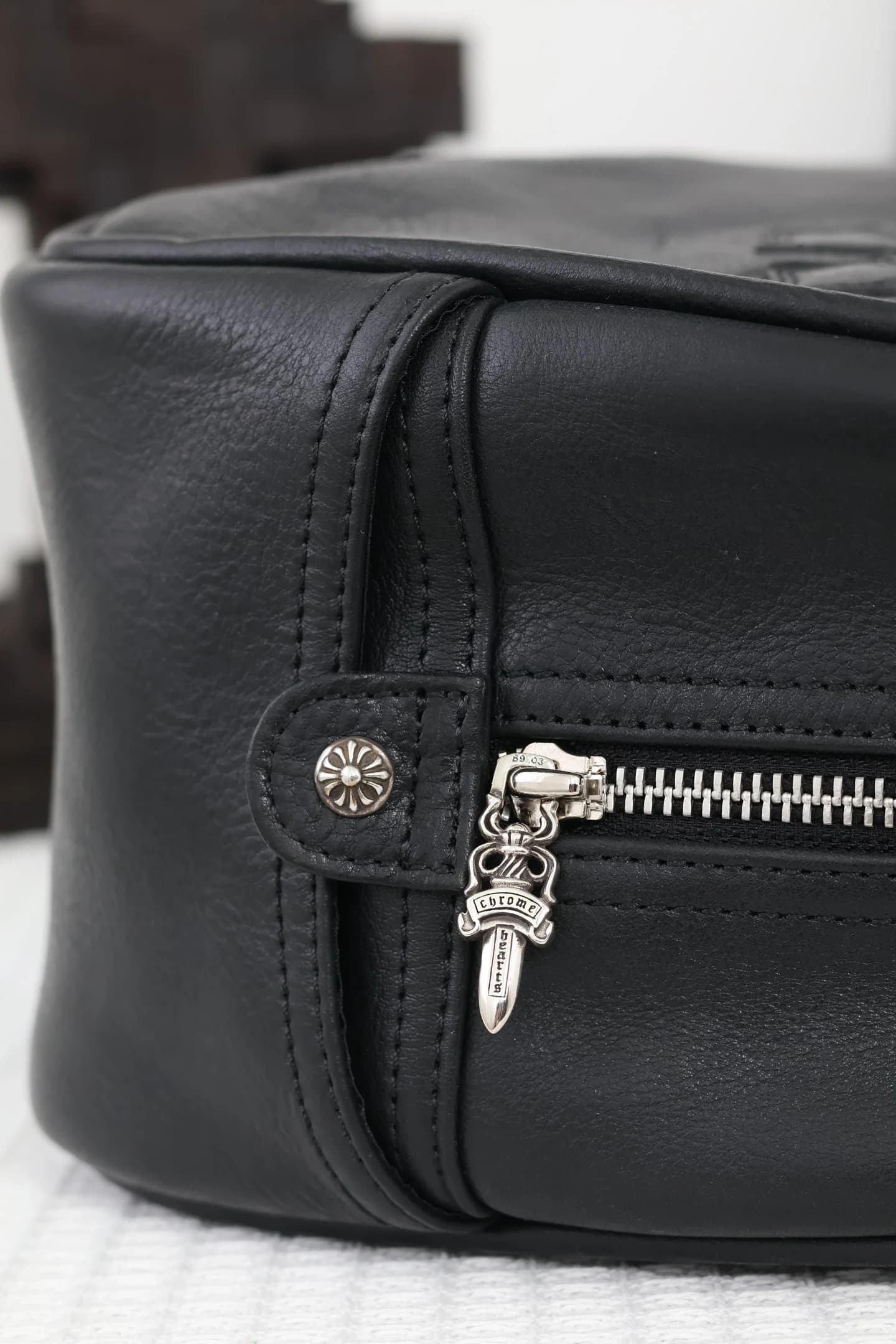Боковой ракурс кожаной сумки Chrome Hearts