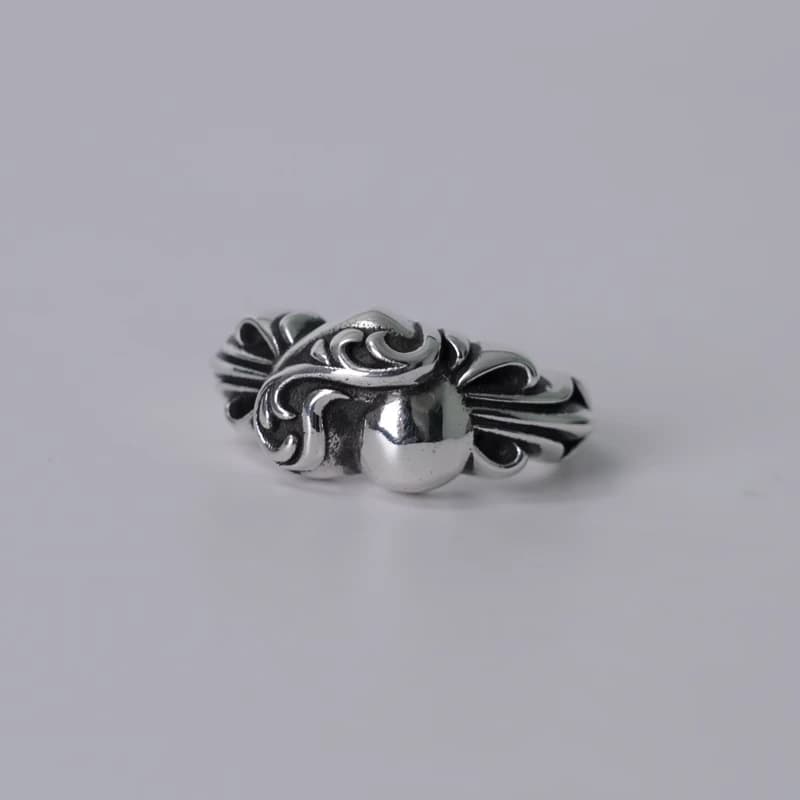 Серебряное кольцо Floral Cross Heart, ракурс сверху с акцентом на объёмное сердце