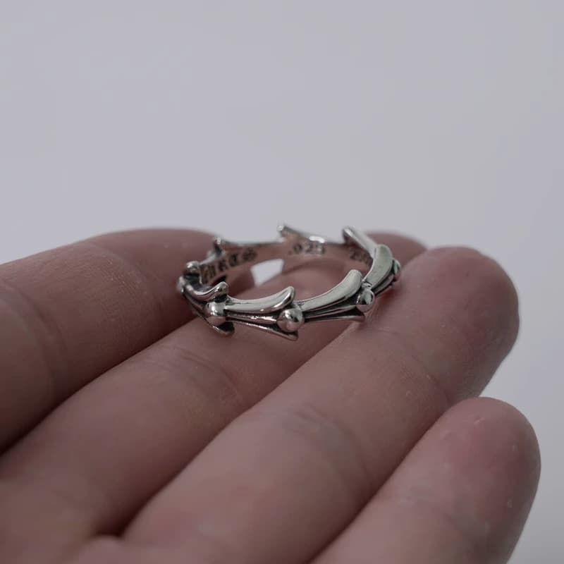 Серебряное кольцо Cross Tail на пальцах руки, вид сбоку