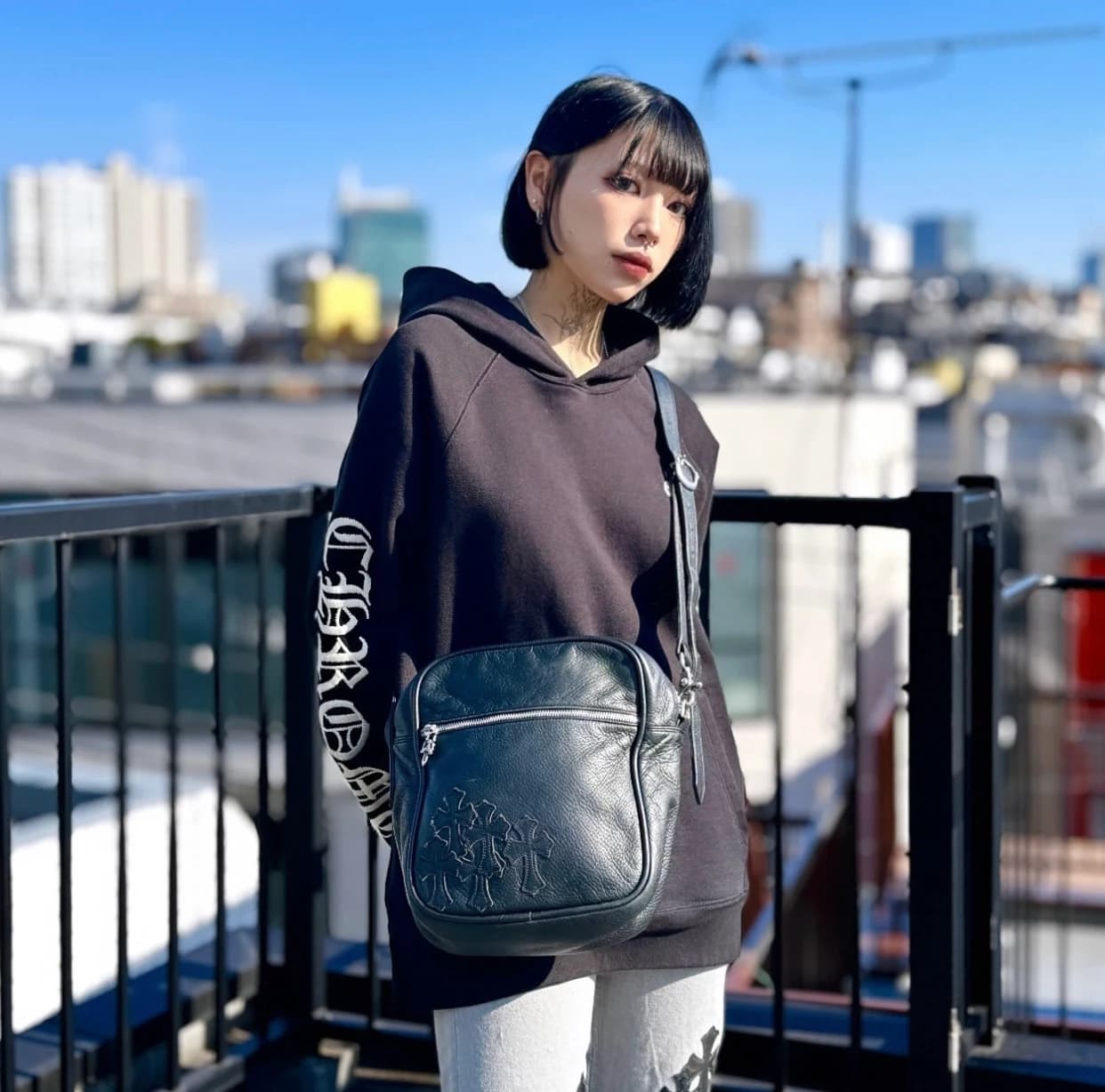 Текстура кожи и текстиля сумки Chrome Hearts