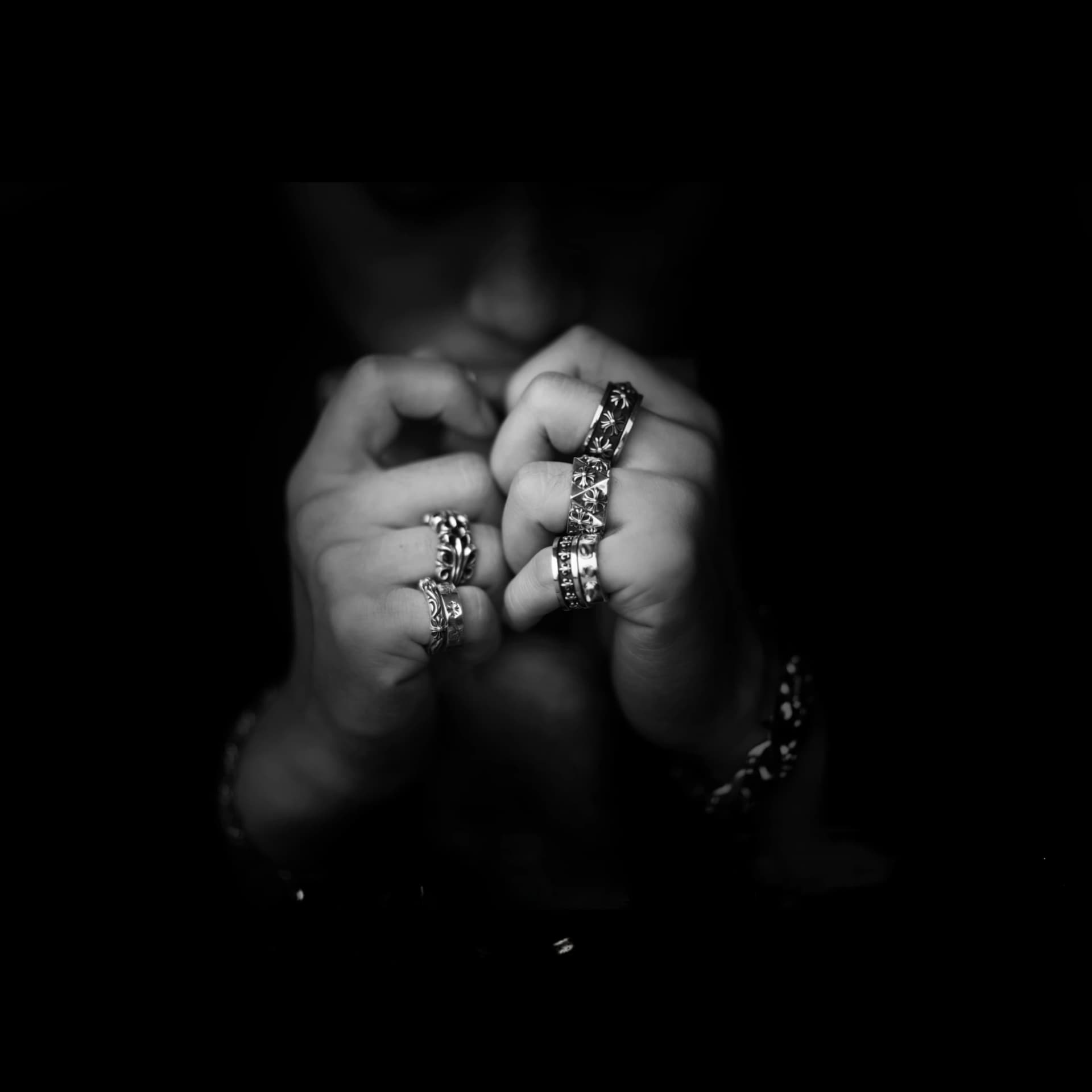 Детальный снимок крестов на кольце Chrome Hearts