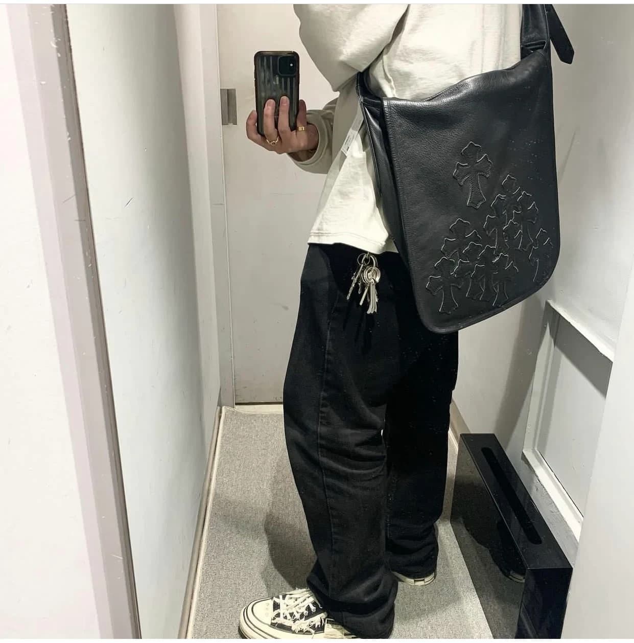 Текстура черной кожи и декоративные нашивки крестов Chrome Hearts