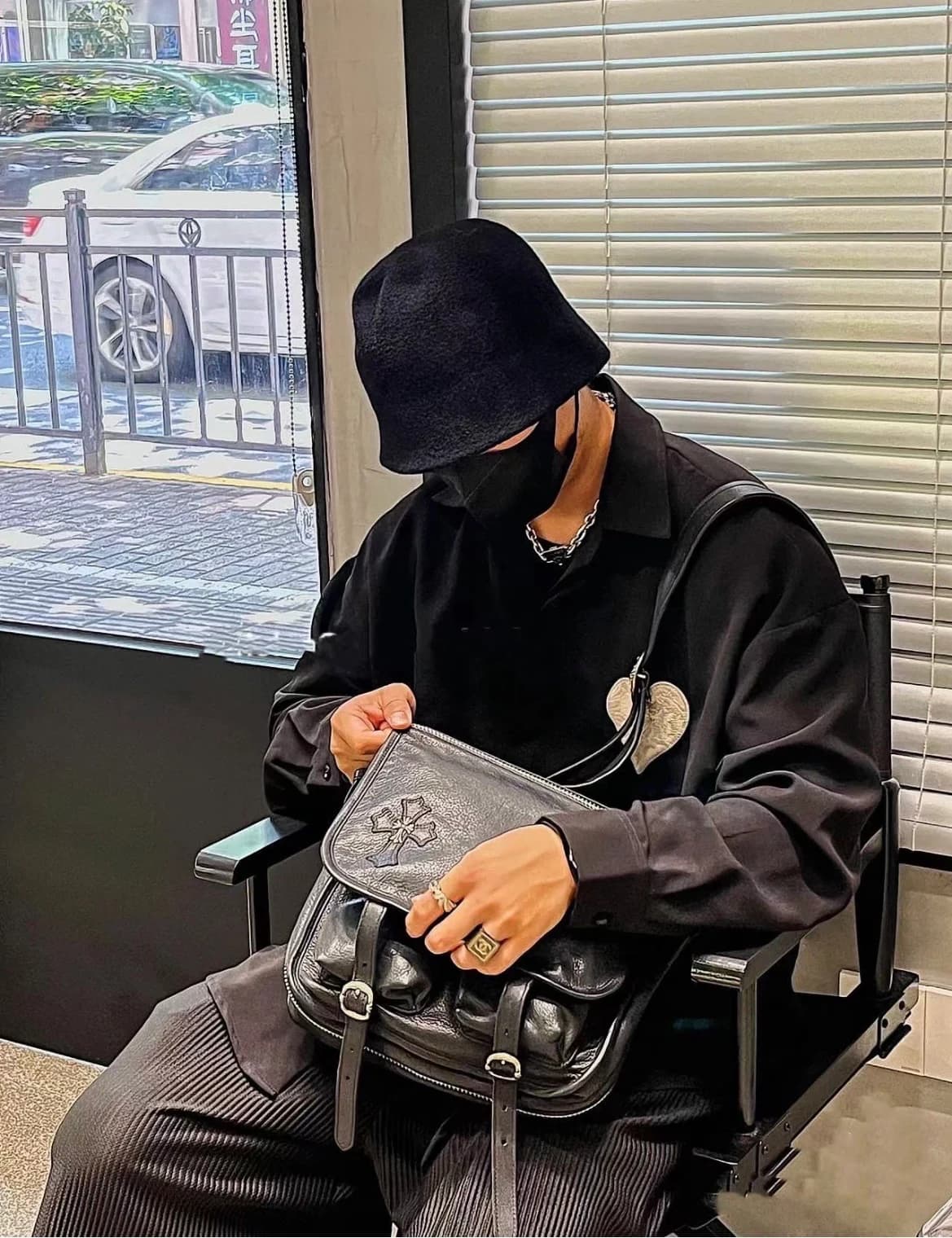 Текстура натуральной кожи сумки Chrome Hearts макро