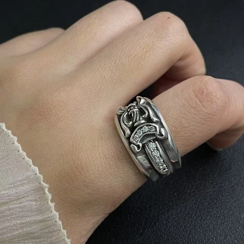 Серебряное кольцо Dagger с камнями на пальце, вид сбоку
