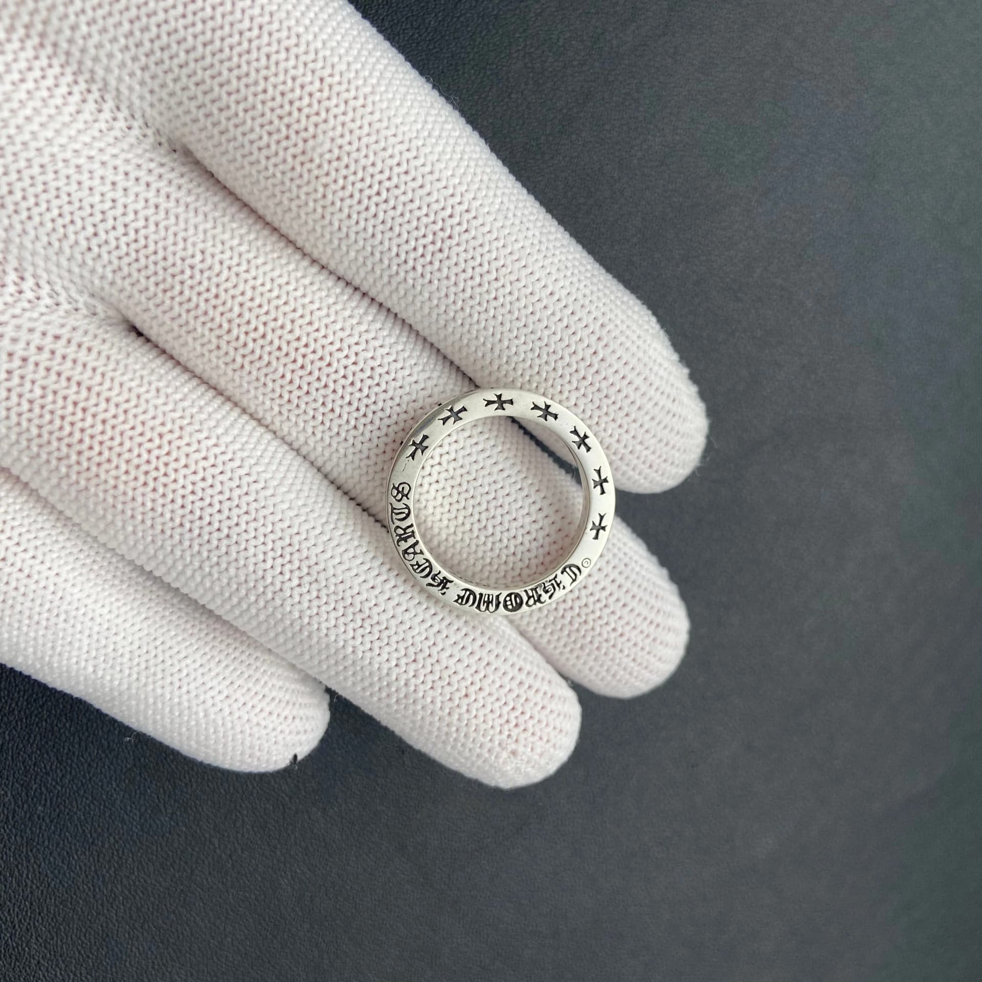 Кольцо Chrome Hearts в профиль на светлом фоне