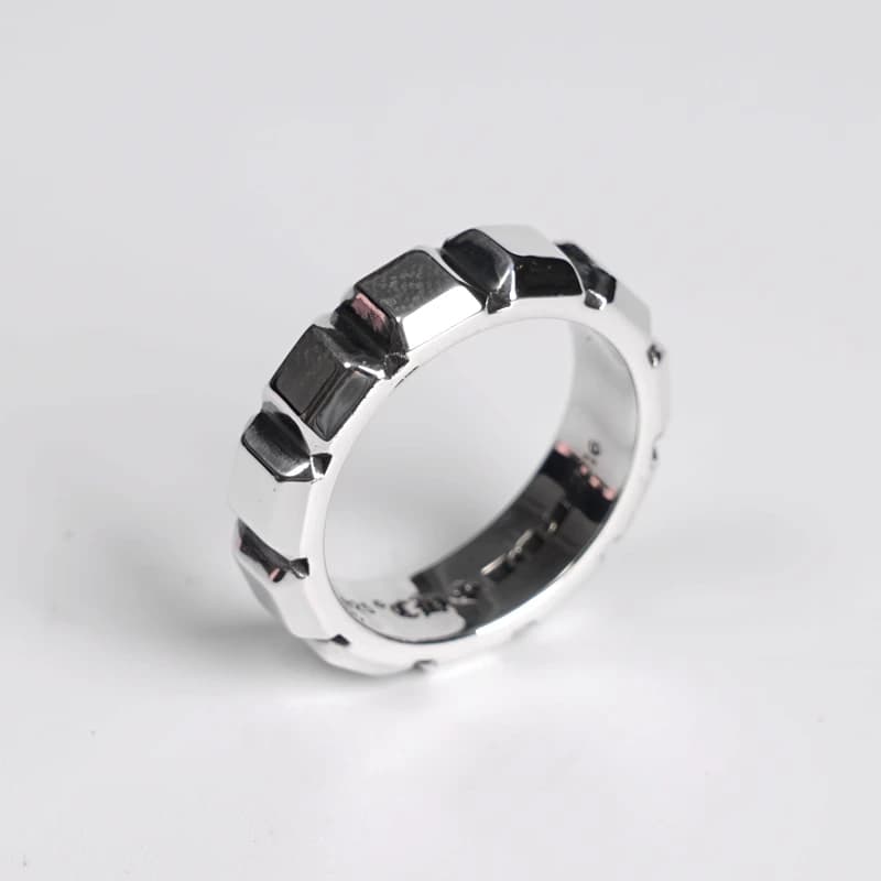 Серебряное кольцо Square Spacer в ракурсе три четверти на белом фоне