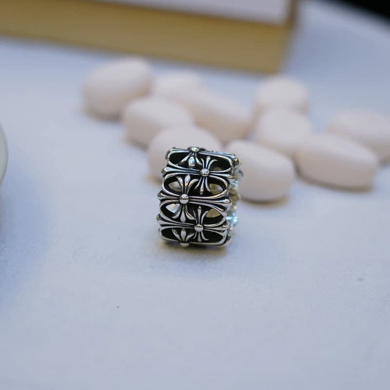Серебряное кольцо Cemetery Ring на светлом фоне, вид в три четверти и детали рельефа