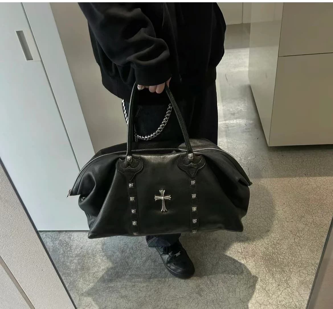 Серебряная фурнитура на ручках сумки Chrome Hearts