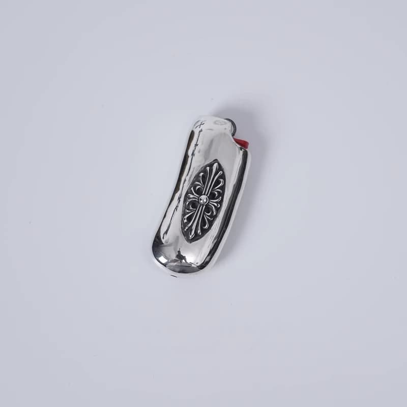 Серебряный футляр для зажигалки с чернёным крестом, ракурс три четверти