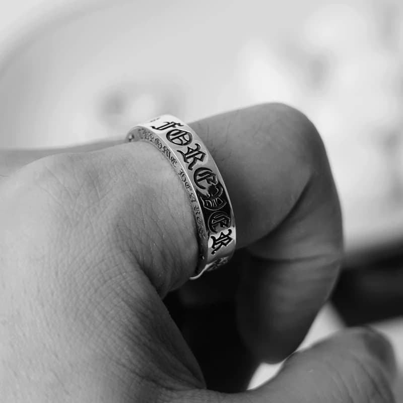 Кольцо Forever на руке, ракурс со стороны готической гравировки