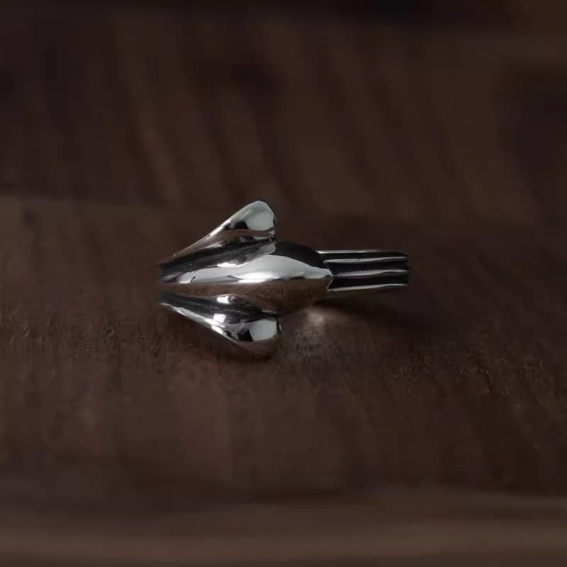 Серебряное кольцо Half Cross Tail, вид сверху на деревянной поверхности