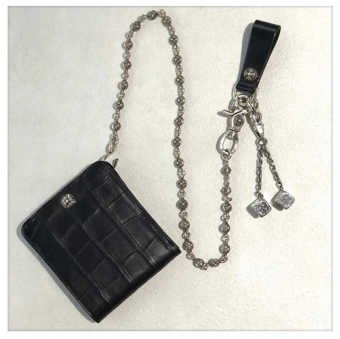 Вид сзади на чёрный кошелёк Chrome Hearts