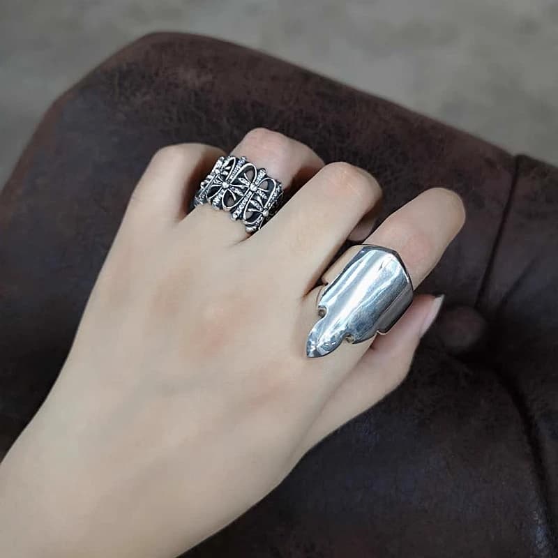 Серебряное кольцо Fleur Tail на руке, вид на глянцевую поверхность