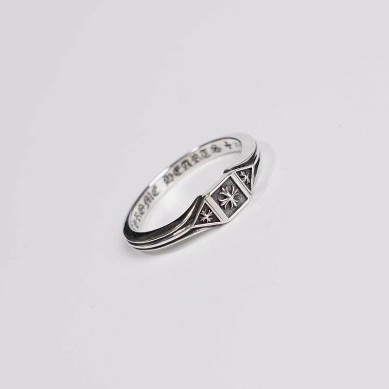 Вид сзади на детализированное кольцо Chrome Hearts