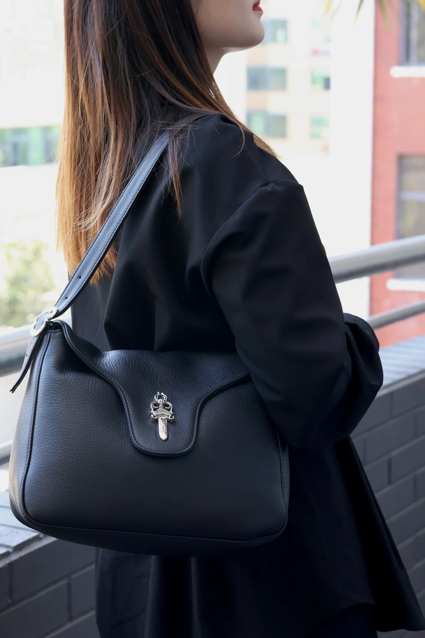 Крупный план текстуры кожи сумки Chrome Hearts