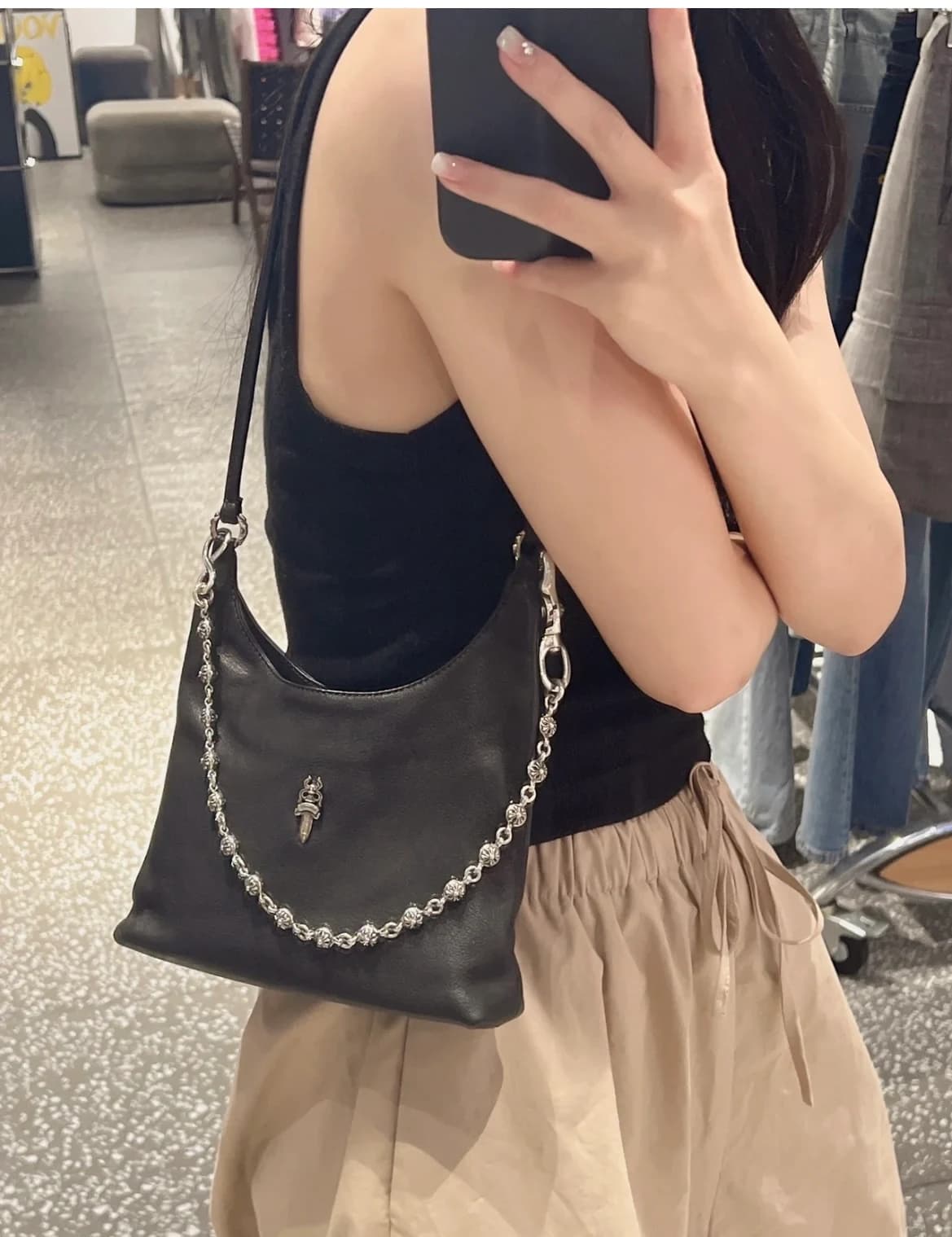 Задняя сторона черной сумки Chrome Hearts