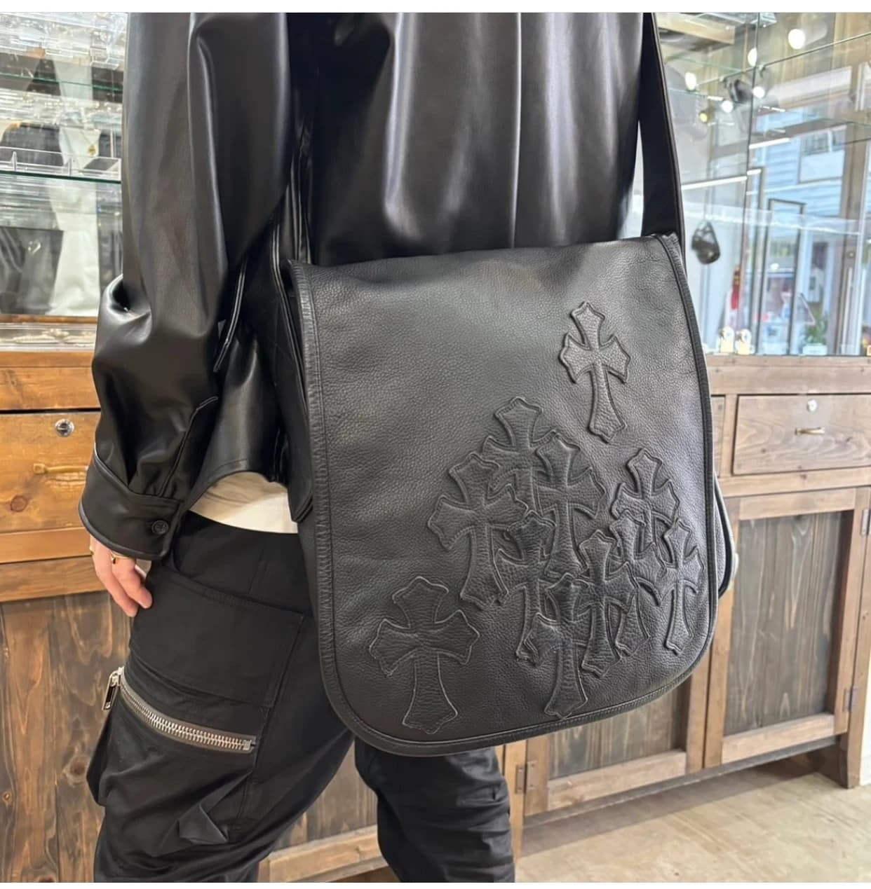 Крепление плечевого ремня к корпусу сумки Chrome Hearts