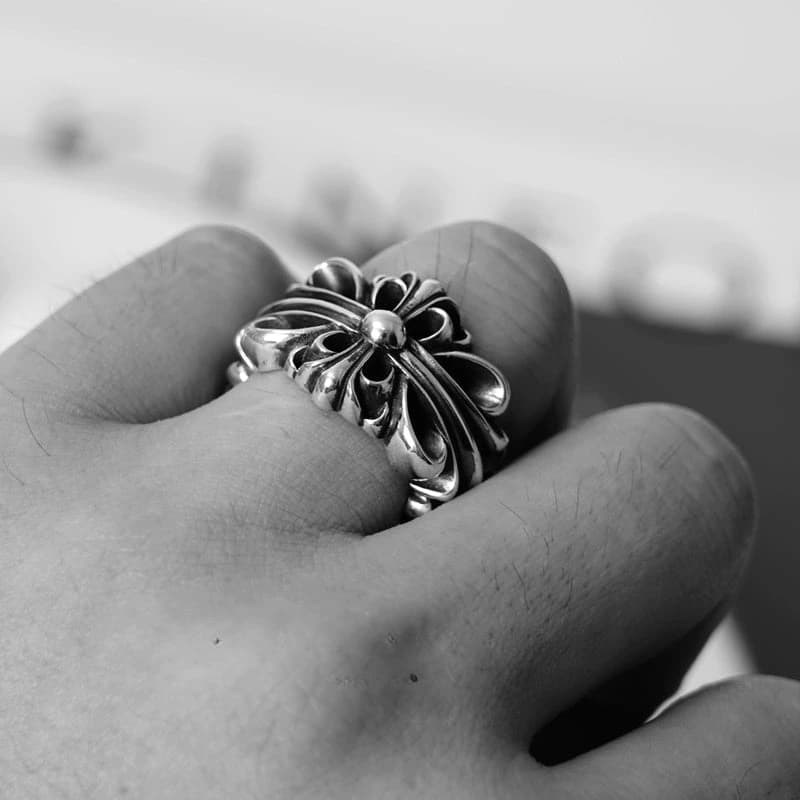 Серебряное массивное кольцо Double Floral на пальце мужской руки