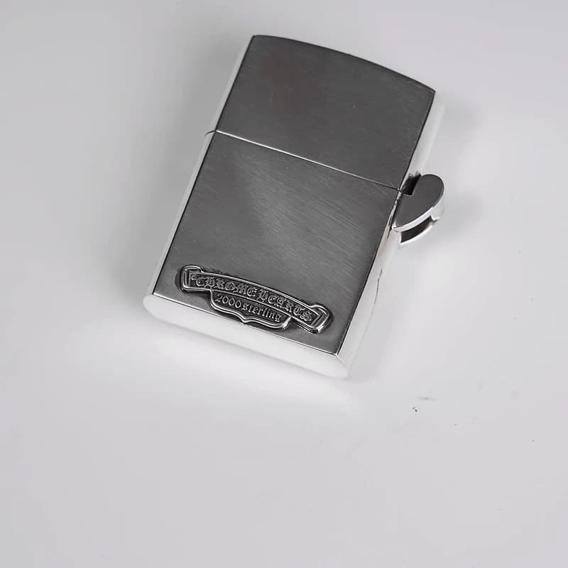 Вид сбоку на серебряный корпус Chrome Hearts