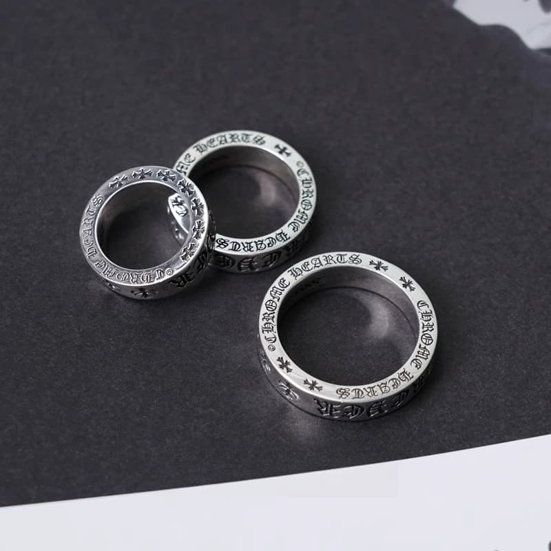 Кольца Forever из серебра 925 пробы на тёмном матовом фоне