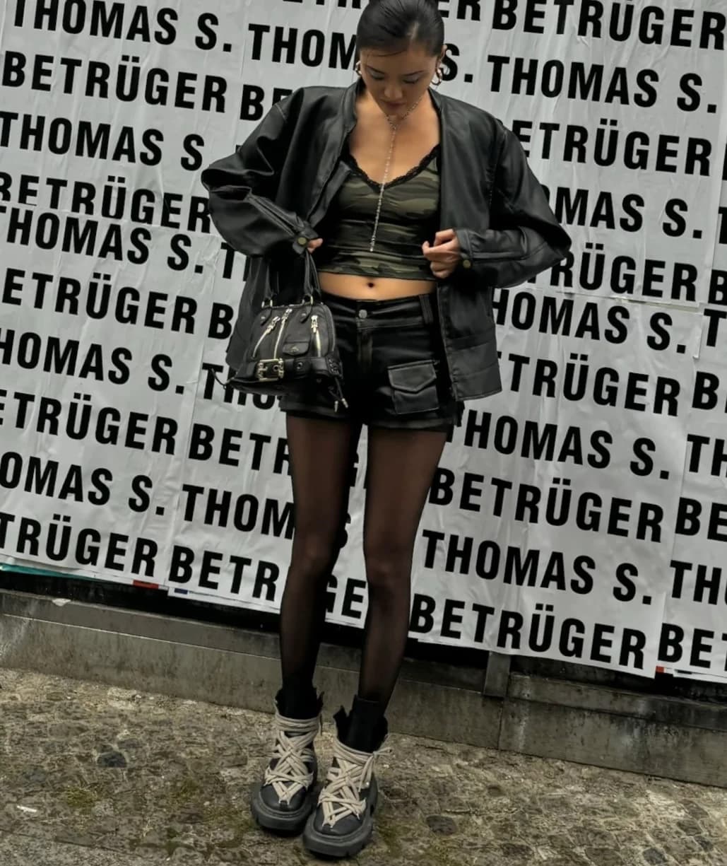 Вид сзади кожаной сумки Chrome Hearts