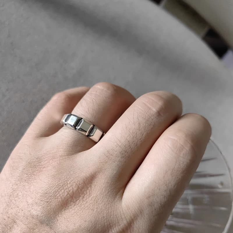 Серебряное кольцо Square Spacer на руке, вид сверху на кисть