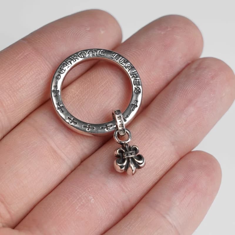 Серебряное кольцо с подвеской BS Fleur на раскрытой ладони