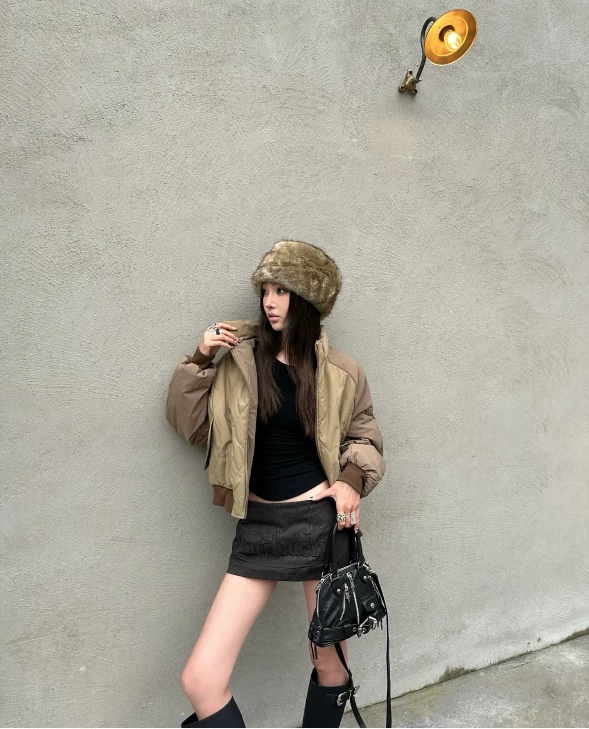 Металлическая застежка на сумке Chrome Hearts