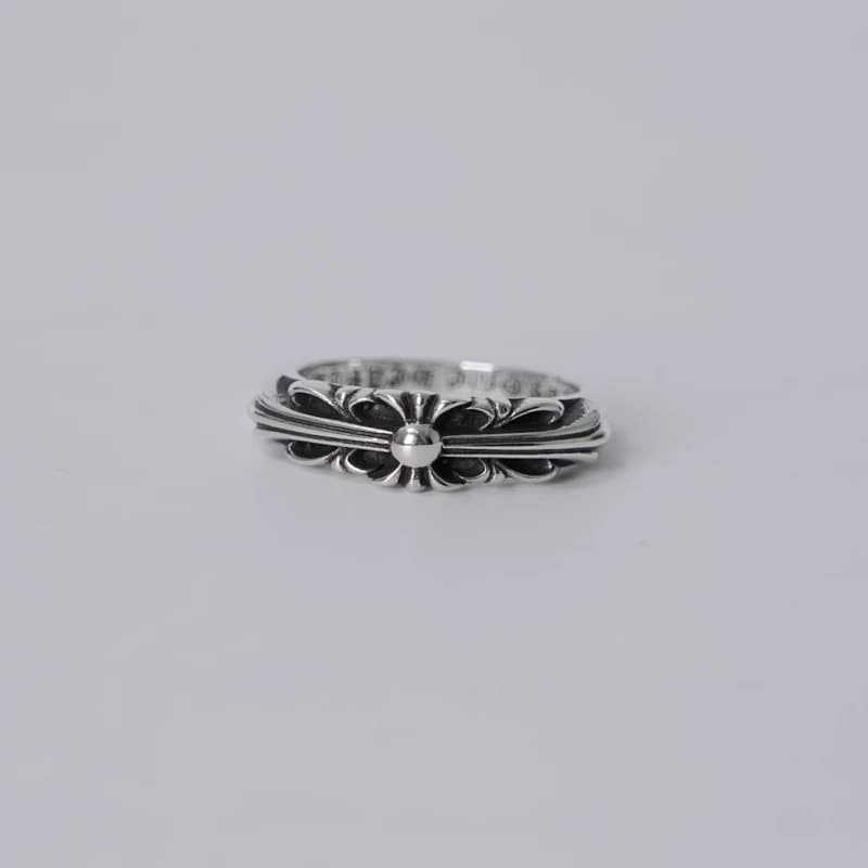 Серебряное кольцо Baby Classic Floral Cross с чернением на белом фоне