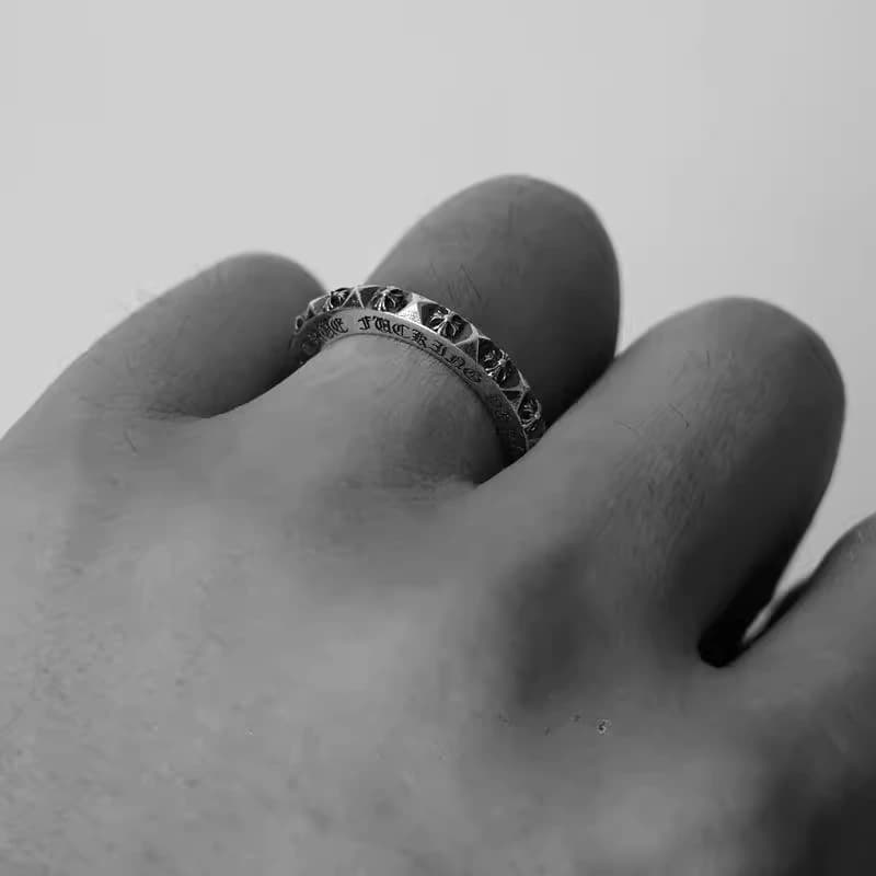 Макросъемка рельефного узора крестов Chrome Hearts
