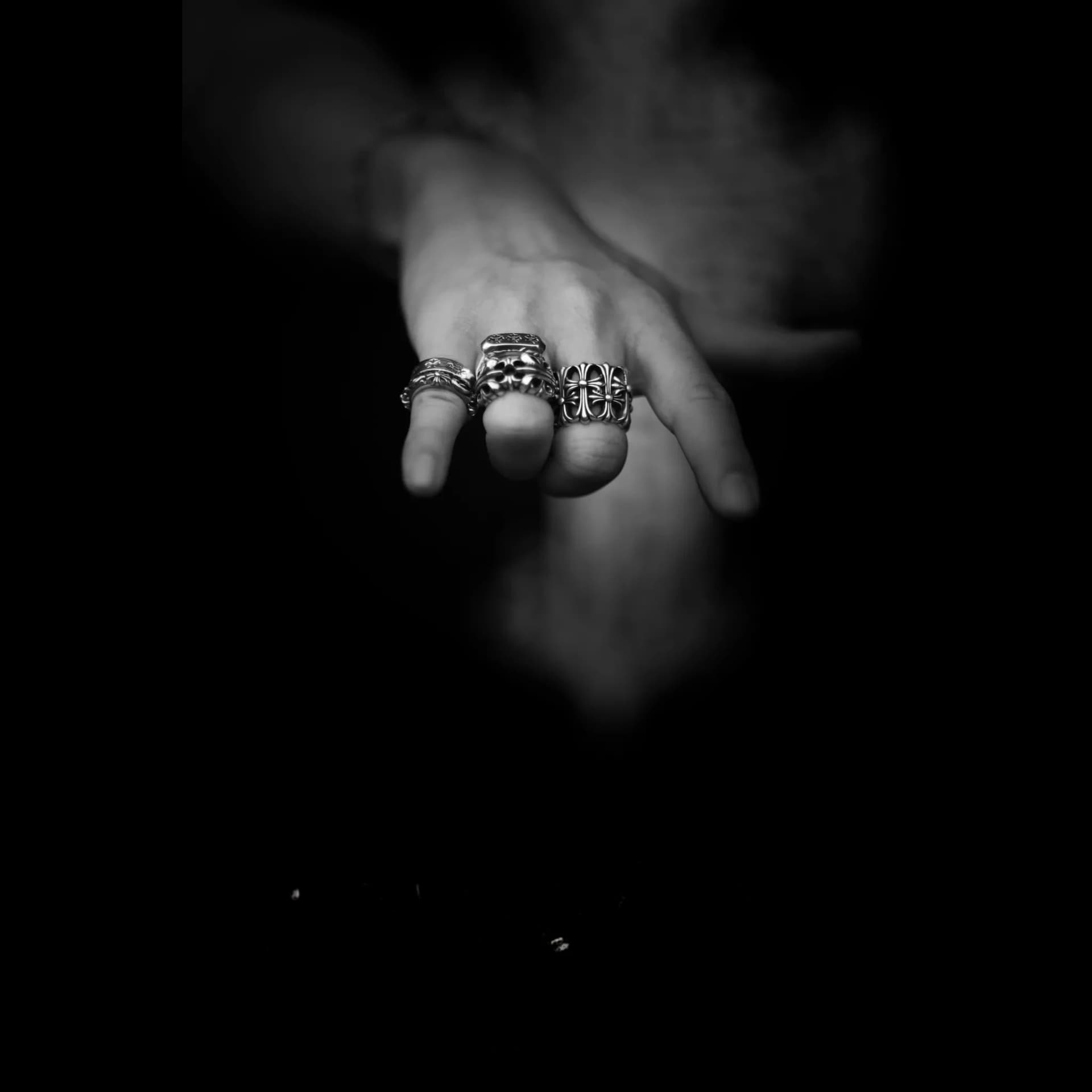 Серебряное кольцо Chrome Hearts с тремя рельефными крестами