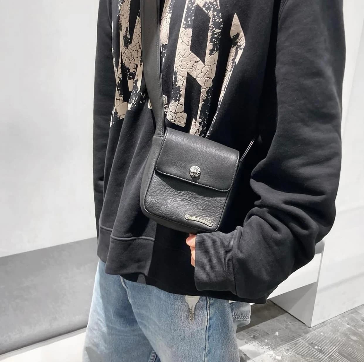 Вид сзади на черную сумку Chrome Hearts