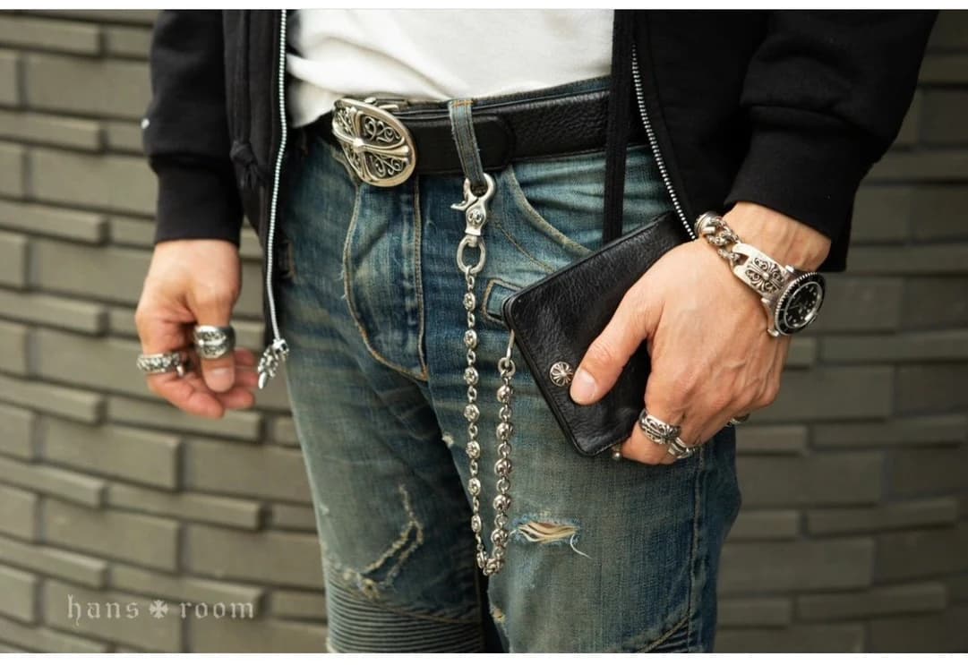 Кожаный аксессуар Chrome Hearts в профиль
