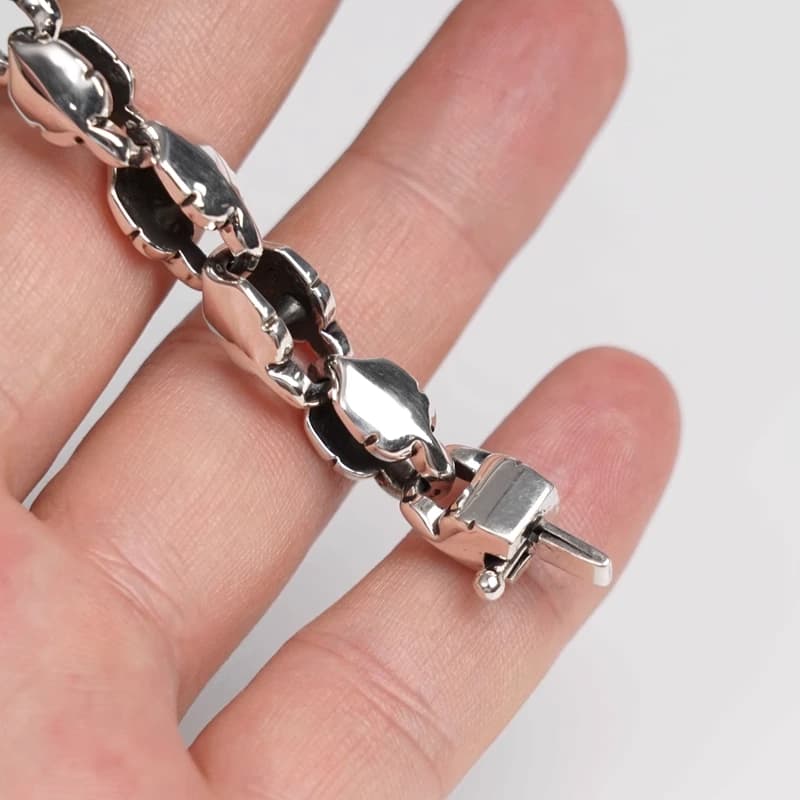 Серебряный браслет с коробчатой застёжкой на ладони крупным планом