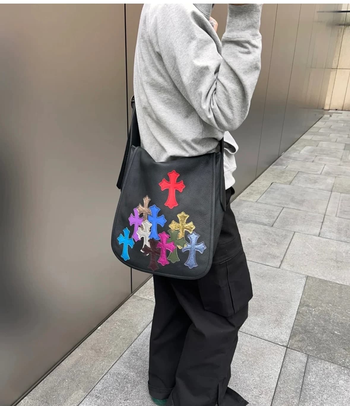 Задний карман кожаной сумки Chrome Hearts